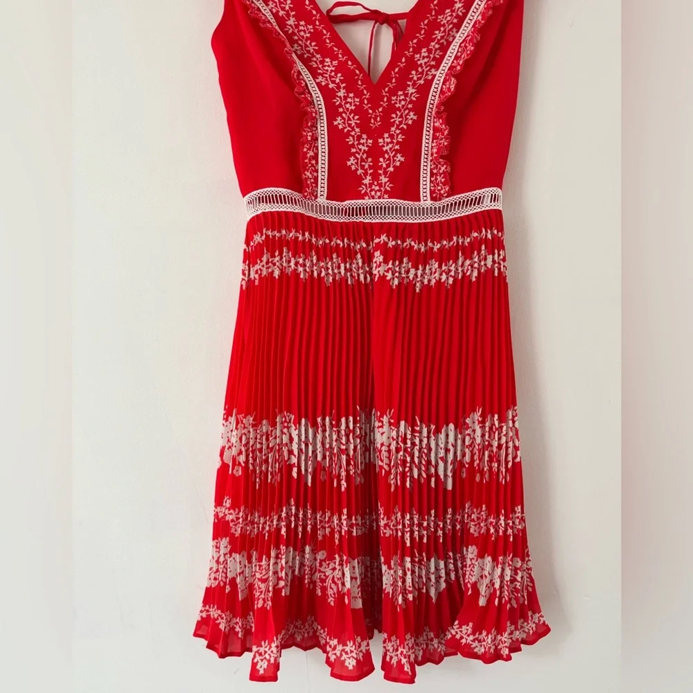 Self-Portrait Red & White Accordion Detailed Mini Dress 0 - Picture 3 of 9